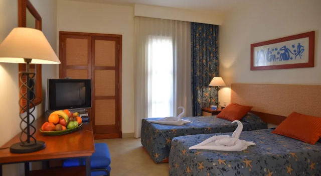 Номер Deluxe с балконом Marina Plaza Hotel, Tala Bay