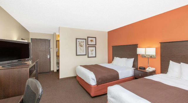 Четырёхместный номер Standard AmericInn by Wyndham Ottumwa