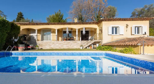 Коттедж Family house with swimming pool parking space and pétanque court!