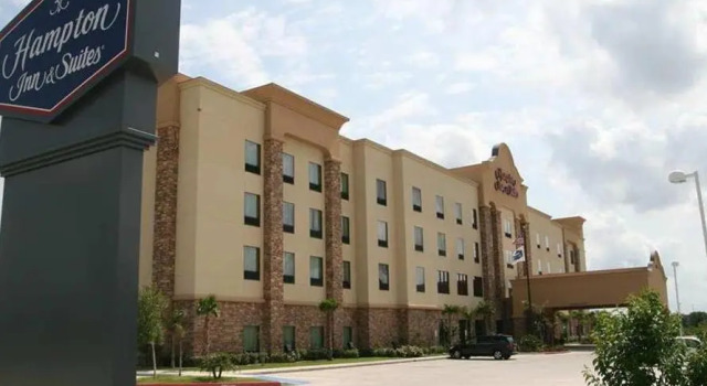 Номер Deluxe Hampton Inn & Suites Mission