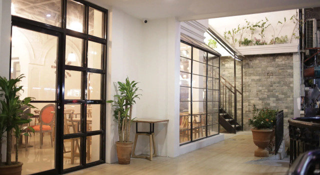Tambayan Capsule Hostel & Bar