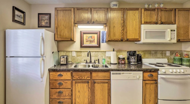 Апартаменты < 1 Mi to Kyle Field: Cozy Studio w/ Outdoor Space