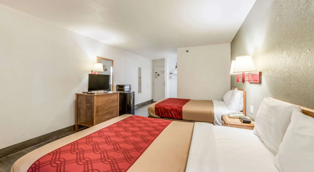 Четырёхместный номер Standard Econo Lodge Truman Inn