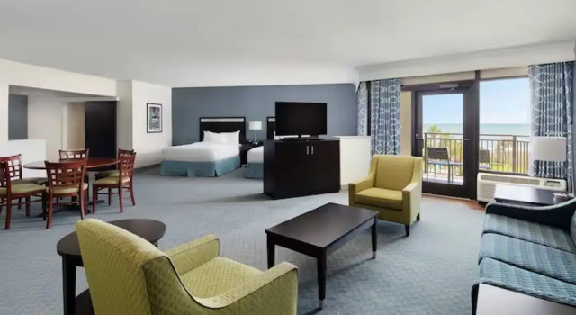 Четырёхместный люкс с балконом и с видом на океан DoubleTree Resort by Hilton Myrtle Beach Oceanfront
