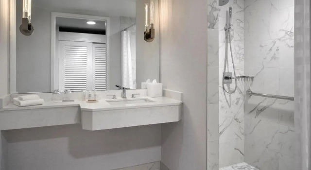 Четырёхместный номер Standard с видом на воду Renaissance Baltimore Harborplace Hotel