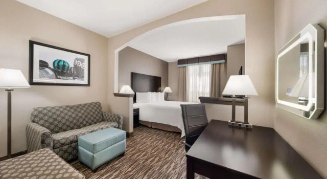Номер Standard Comfort Suites Plano East - Richardson