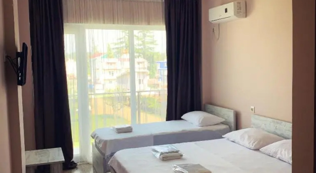 Standard triplă cameră cu balcon Hotel Crown