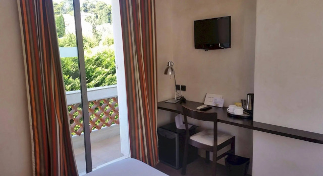 Logis Hôtel Synaya, Забронировать Отель Отели в центре Санари-сюр-Мер, в центре