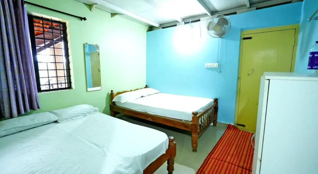Karadikallu Homestay - Private Waterfalls, Trek, Hill Top, Home Food, Забронировать Отель Отели штата Карнатаки с парковкой, Парковка