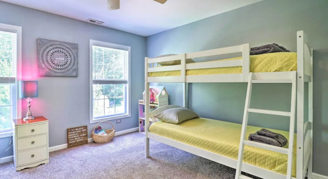 Creekside Brevard Home < 1 Mi to Downtown!, Забронировать Отель Бревэрд Северная Каролина, рядом с Бревардский колледж