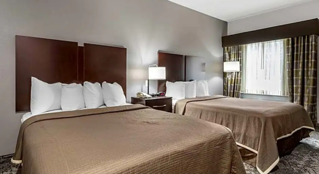 Четырёхместный номер Standard Best Western Oakdale Inn