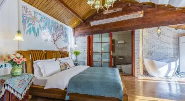 Кровать в общем номере Floral Hotel· Yuebanwan | Coffee & Adorable Pets·Sunlit Golden Mountains·Designer Courtyard Hotel