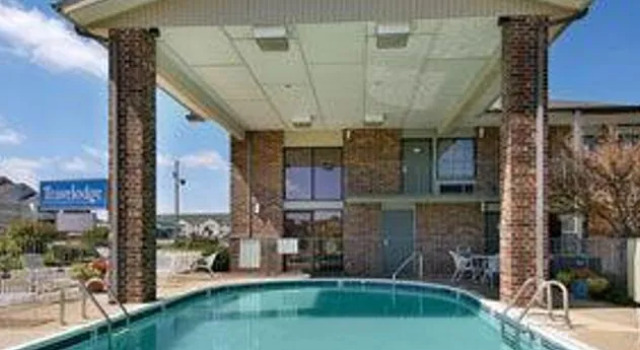 Travelodge Bentonville, Забронировать Отель Отели Бентонвилл с бассейном, рядом с Horsebarn Trailhead, Бассейн