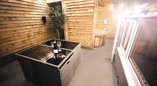 Апартаменты Deluxe Albert Luxury Hottub and Jacuzzi Apartments