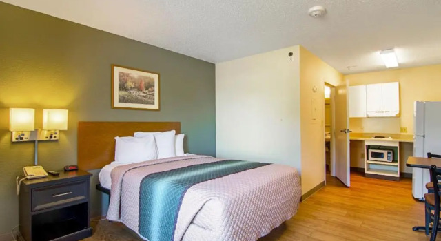 Студия HomeTowne Studios by Red Roof Chicago - Waukegan