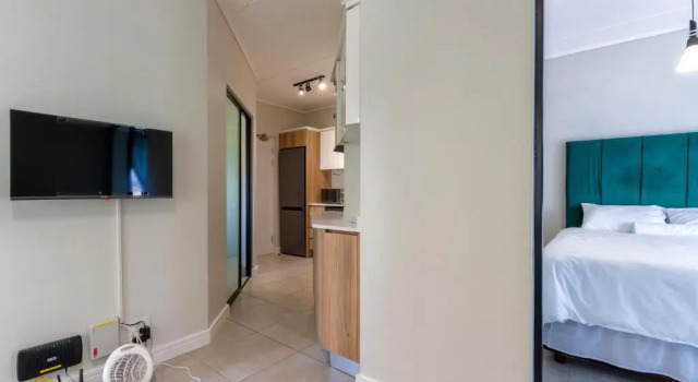 Lovely 1 Modern bedroom in Waterfall City, Boek Hotel Midrand 