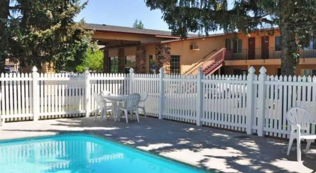 Четырёхместный номер Standard Cimarron Inn Klamath Falls