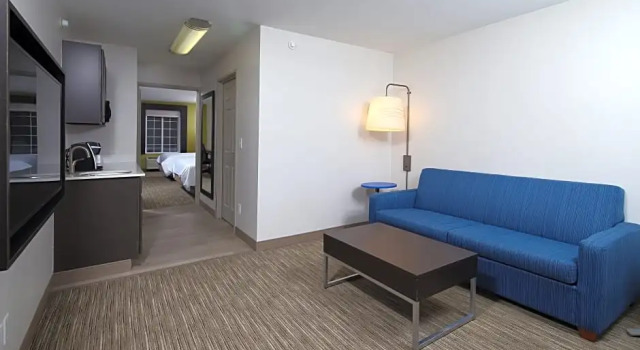 Четырёхместный люкс c 1 комнатой Holiday Inn Express Grand Rapids Southwest by IHG