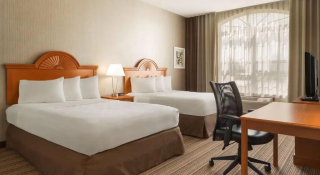 Четырёхместный номер Standard Country Inn & Suites by Radisson, Findlay, OH