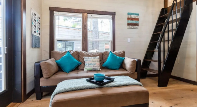 LHOT Tiny Home Village, Book Hotel Hoteller i Conroe med parkering, Parkering