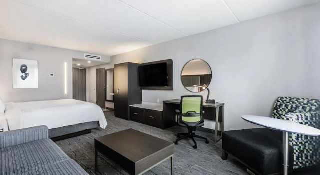 Двухместный люкс с красивым видом из окна Holiday Inn Express & Suites Toronto Airport South by IHG