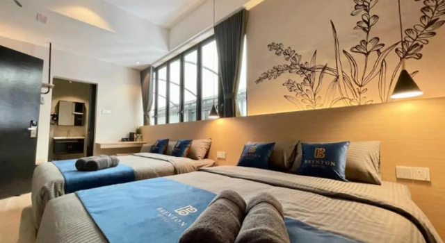 Четырёхместный номер Deluxe Hotel Brynton at Cameron Centrum Mall