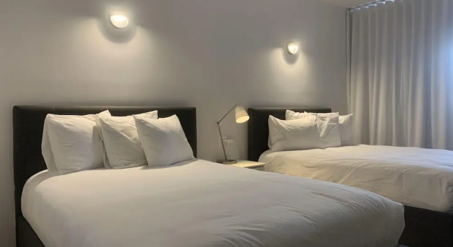 Четырёхместный номер Standard с балконом и с видом на море Hôtel Sept-Îles
