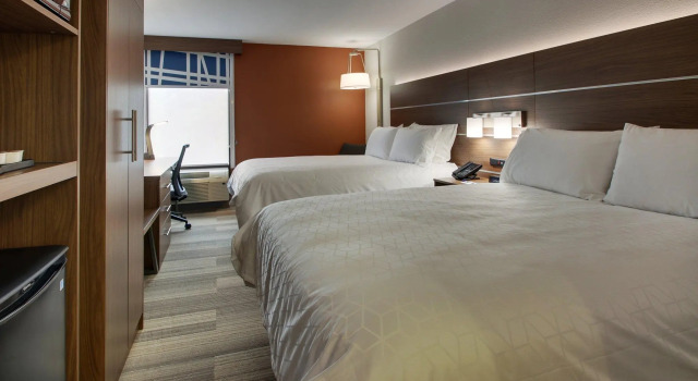 Четырёхместный номер Standard Holiday Inn Express Voorhees/ Mt. Laurel by IHG