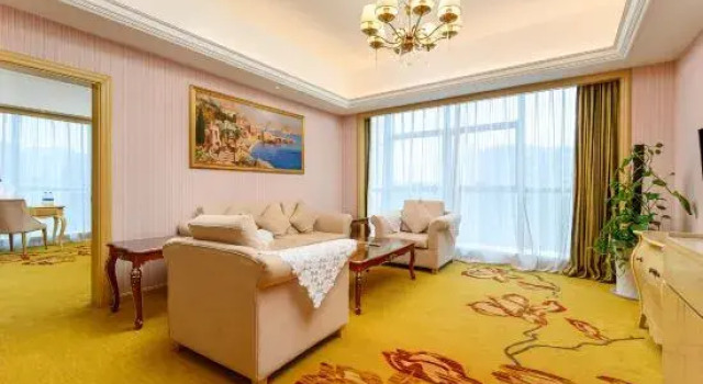 Люкс Deluxe Vienna Hotel (Xingyi Wanfenglin)