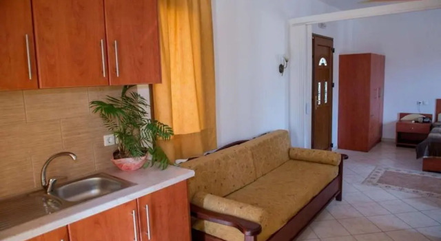 Room in Apartment - A spacious and bright studio with balcony, Забронировать Апартаменты/квартира Отели Лесбоса с бассейном, Бассейн