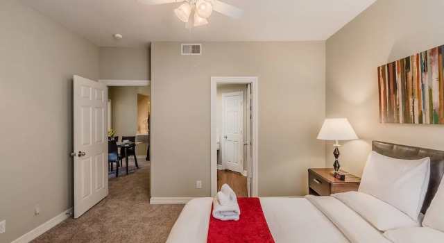 Corporate Stays-Uptown Dallas, Забронировать Отель Отели Далласа с парковкой, рядом с Booker T. Washington School for Performing &amp; Visual Arts, Парковка