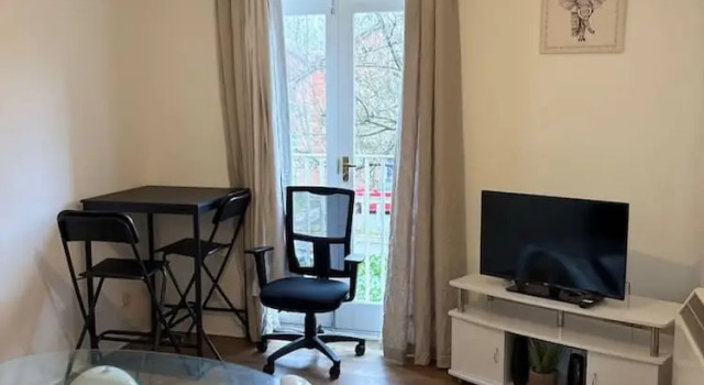 Cozy Northolt Hideaway 1BR Free Wifi Streetparking, Book Lejlighed London London og omegn