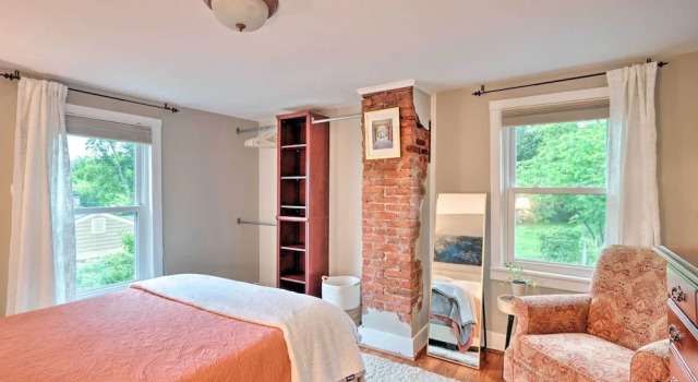Charming Abode w/ Patio - Walk to Town + River!, Buchen Sie Ferienwohnung Stockton 
