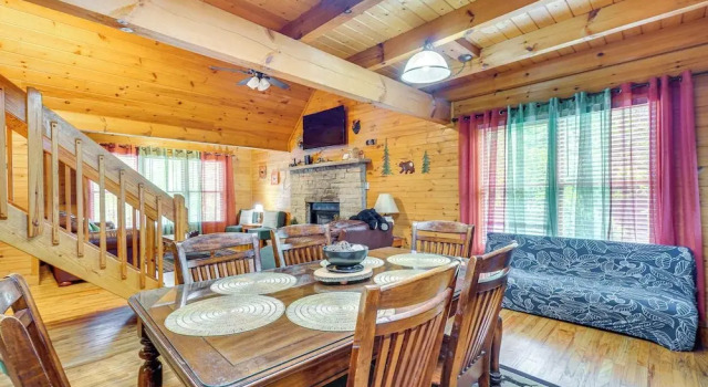 5 Mi to Gsmnp: Cabin w/ Hot Tub & Game Area, Забронировать Дом для отпуска Отели Great Smoky Mountains National Park с парковкой, Парковка