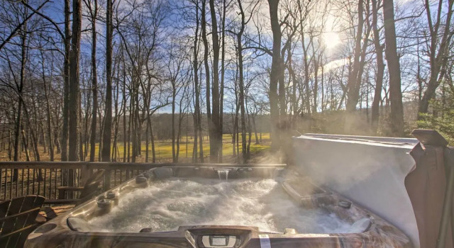 Spacious Wintergreen Resort Home w/ Hot Tub!, Забронировать Курортный отель Винтергрин 