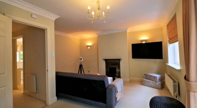 Spacious 4 bed family home in leafy Oxford suburb