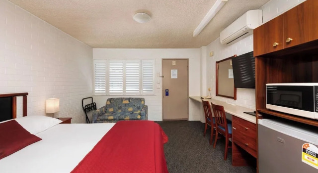 Двухместный номер Deluxe с балконом Pigeon House Motor Inn