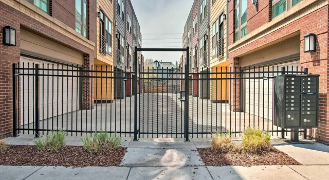 Rooftop Deck & City Views: Denver Abode!, Забронировать Апартаменты/квартира Денвер Колорадо, рядом с Музей истории Колорадо
