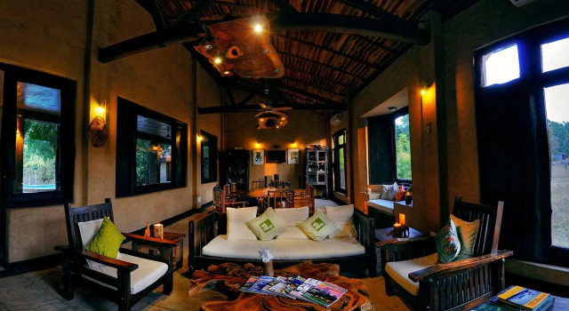 Pugdundee Safaris - Kanha Earth Lodge
