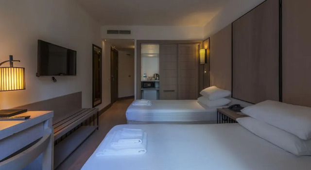Двухместный номер Standard с балконом LIV Hotel by Bellazure