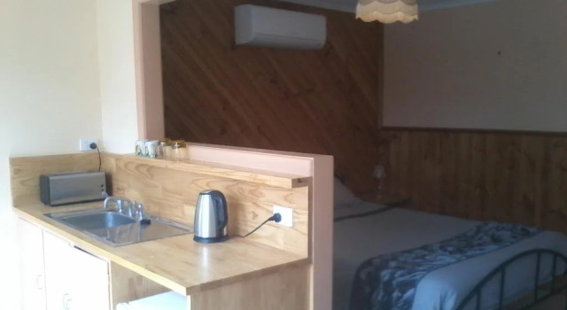Friends in Harcourt North, Book Hotel  