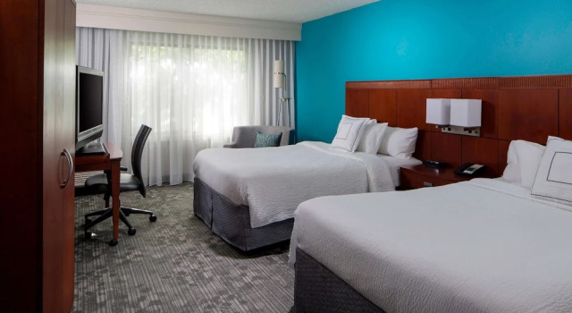 Четырёхместный номер Superior с видом на бассейн Sonesta Select Boca Raton Town Center