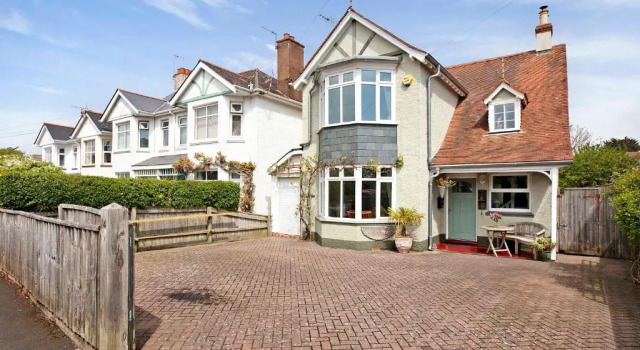 Коттедж Spacious 4 bed house in fabulous seaside town
