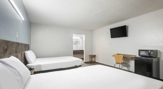 Четырёхместный номер Standard Americas Best Value Inn Stockbridge