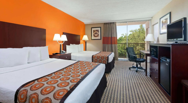 Четырёхместный номер Standard Howard Johnson by Wyndham Arlington Ballpark / Six Flags
