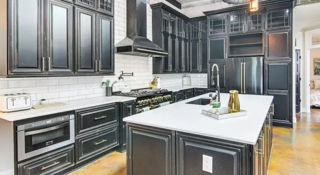 Modern Dtwn Condo w/ Balcony in Hendersonville, Забронировать Отель Хендерсонвилл Северная Каролина