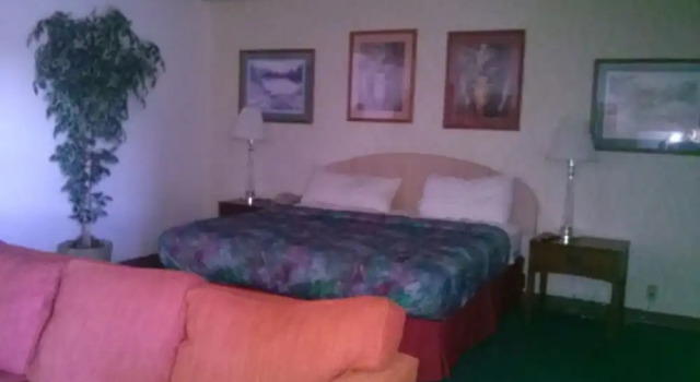 Люкс Deluxe Val U Stay Inn and Suites