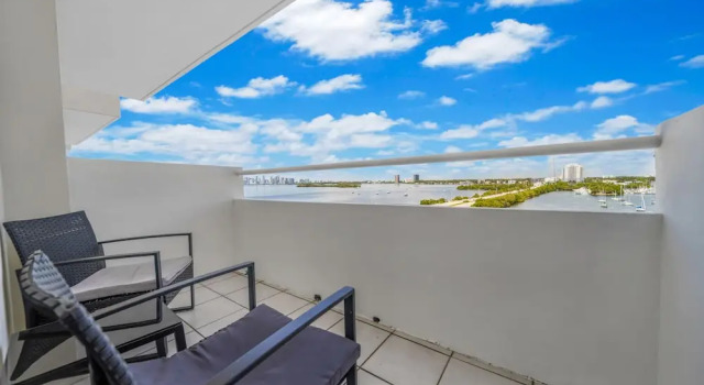 Апартаменты Waterfront One-Bedroom Apt