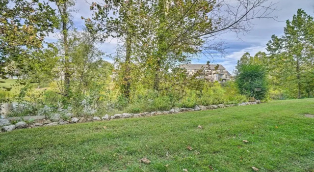 Sun-soaked Lake Taneycomo Condo w/ Furnished Patio, Забронировать Апартаменты/квартира Отели Table Rock Lake с парковкой, Парковка