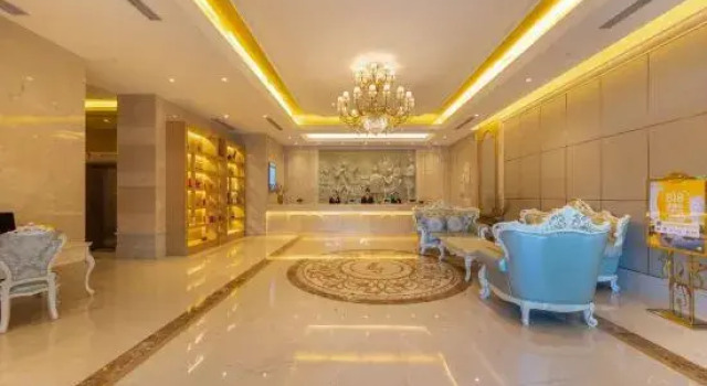 Vienna International Hotel (Kunming Huochezhan Xishan wandaguangchang dian)Dianchiludian), Rezerwuj Hotel Hotele w Kunming z parkingiem, Parking